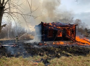 В Кушве сгорел заброшенный дом