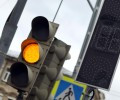 Российских водителей штрафуют за проезд на жёлтый