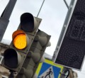Российских водителей штрафуют за проезд на жёлтый