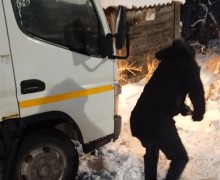 Осужденный помог выбраться грузовику из снежной ловушки