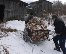 По-тимуровски: школьники из Верхней Баранчи помогли пенсионеру сложить дрова
