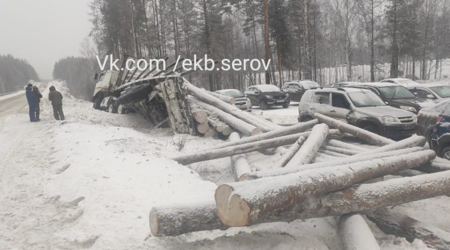 На Серовском тракте груженый лесом КАМАЗ завалил бревнами машины рыбаков