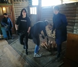 Студенты Баранчинского техникума оказали помощь пожилым людям 
