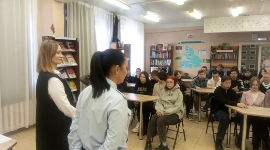В рамках операции «Дети России - 2023» сотрудники Кушвинской полиции встретились с учащимися школ.