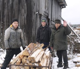 По-тимуровски: школьники из Верхней Баранчи помогли пенсионеру сложить дрова