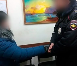 Жительнице Кушвы дали условный срок за попытку отбить пьяного сына у полицейских