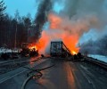 Челябинскую трассу перекрыли из-за двух сгоревших фур