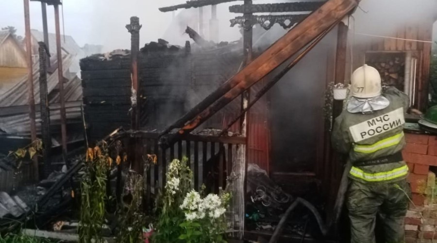 При пожаре в коллективном саду в Орулихе сгорели бани