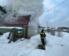В коллективном саду в Кушве пожарные тушили огонь