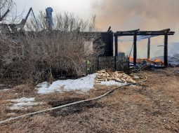 Жители Красноуральска помогли эвакуироваться хозяину из горящего дома