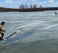 В Красноуральске сотрудники МЧС спасли рыбака, провалившегося под лед