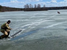 В Красноуральске сотрудники МЧС спасли рыбака, провалившегося под лед