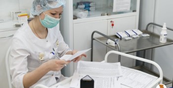 Власти пообещали повысить зарплаты врачам скорой помощи в Свердловской области