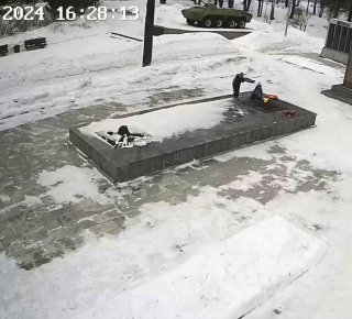 В Кушве дети затушили вечный огонь на Мемориале Славы