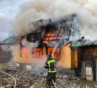 Пожарные ликвидировали пожар в посёлке Баранчинский 
