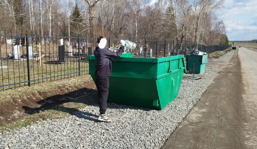 Осужденные из исправительного центра в г.Верхняя Тура приняли участие по уборке городского кладбища.
