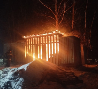 В заречном районе Кушвы горел дровяник