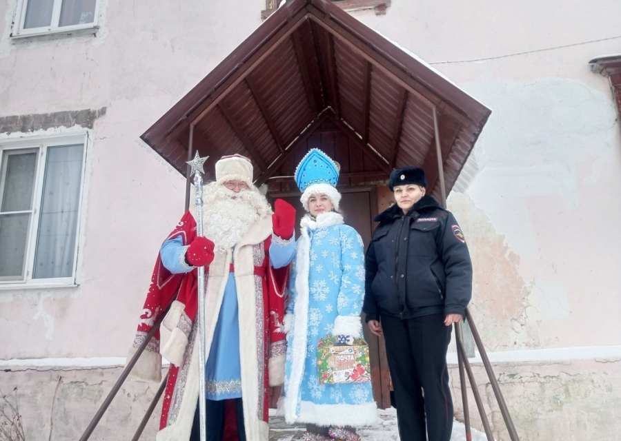 В рамках акции «Полицейский Дед Мороз» Кушвинские стражи правопорядка поздравили с праздником ребят из семей, состоящих на профилактическом учете.