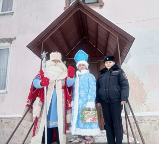 В рамках акции «Полицейский Дед Мороз» Кушвинские стражи правопорядка поздравили с праздником ребят из семей, состоящих на профилактическом учете.