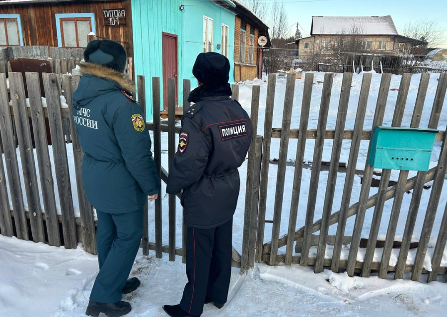 В рамках акции «Полицейский Дед Мороз» полицейские Кушвы посетили семьи, состоящие на профилактических учетах