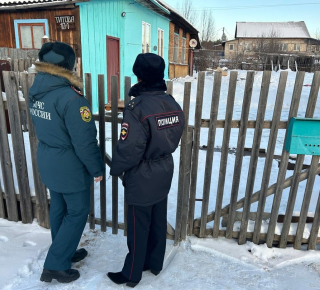 В рамках акции «Полицейский Дед Мороз» полицейские Кушвы посетили семьи, состоящие на профилактических учетах