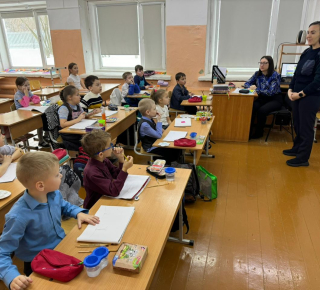 Профилактические беседы инспектора Госавтоинспекции о правилах дорожного движения.