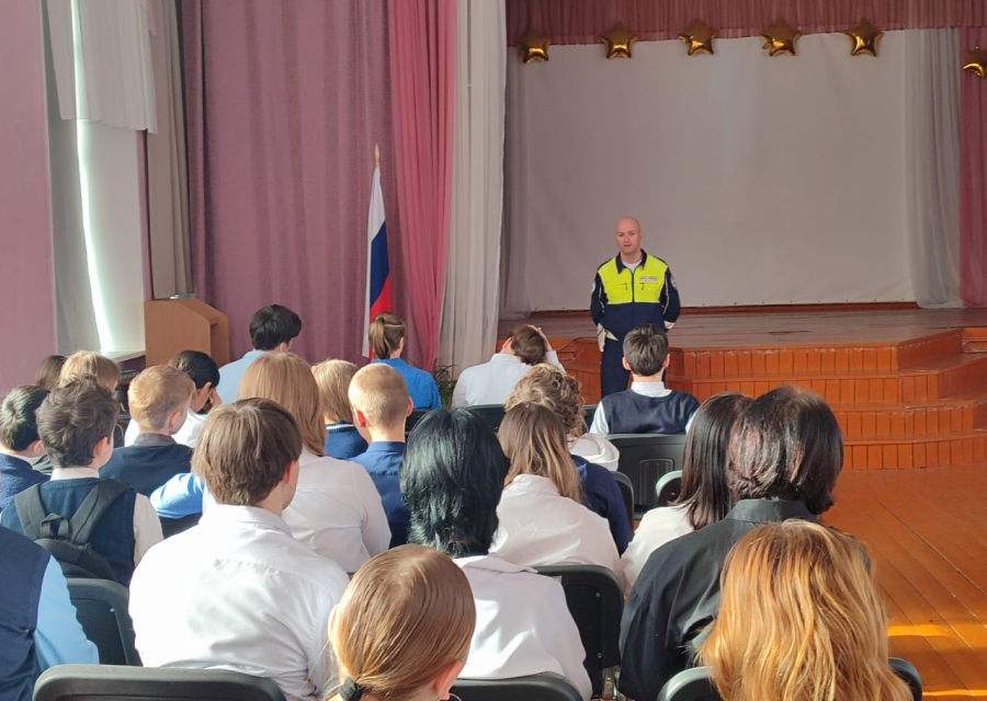 Госавтоинспекторы провели беседы по профориентации для старшеклассников