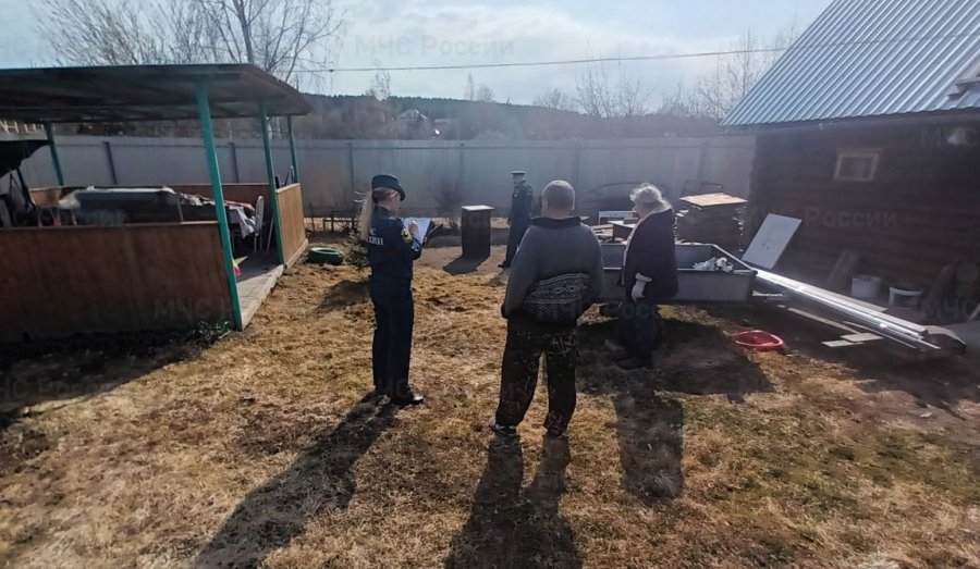 Сотрудники МЧС уличили жителей Кушвы в сжигании мусора на частных подворьях