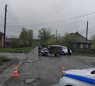 Сотрудники отделения Госавтоинспекции устанавливают обстоятельства ДТП