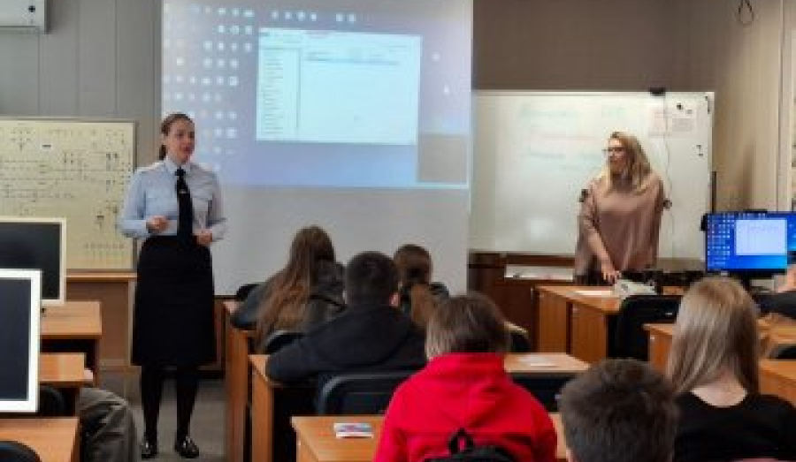 Школьники Кушвы разукрасили поезд «Ласточка»