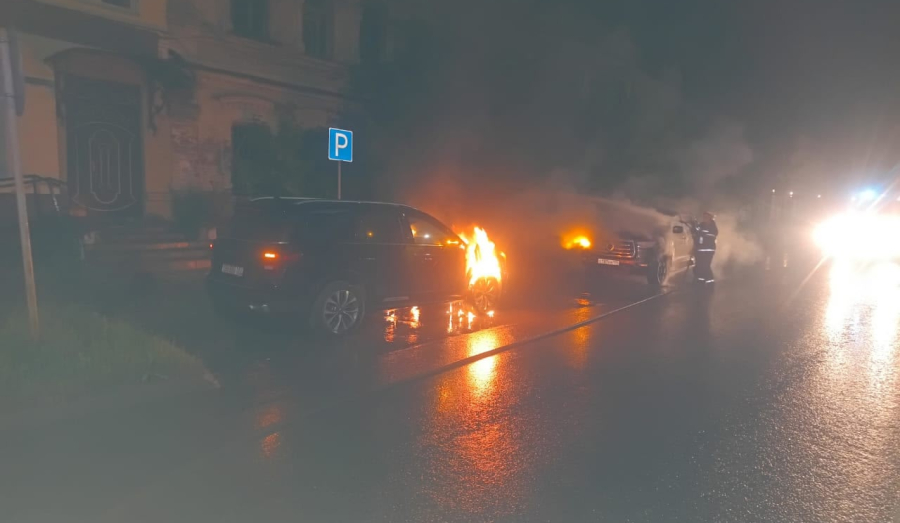 Забыв про отдых и покой, Они идут в огонь и в воду… Пожарный — истинный герой, Так было, есть, и быть от роду.