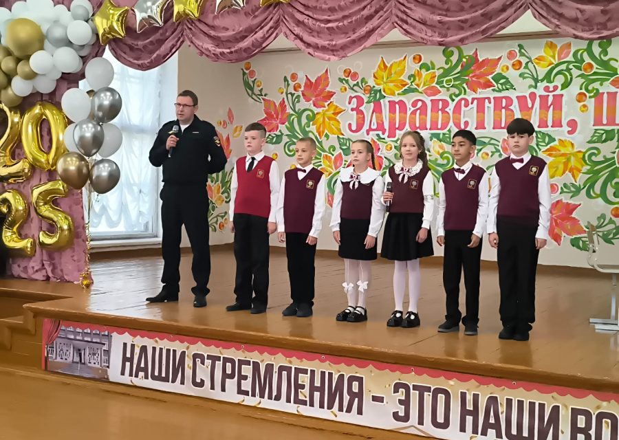 В День знаний руководители и сотрудники Госавтоинспекции приняли участие в торжественных линейках