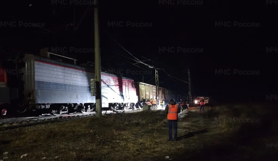 На станции Кушва в Свердловской области с путей сошел электровоз грузового поезда