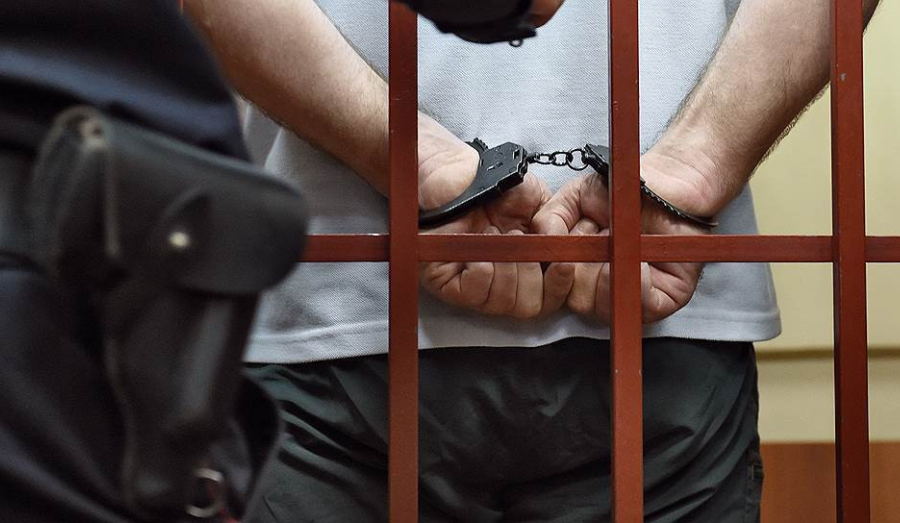 Суд постановил заключить под стражу лиц, обвиняемых в вымогательстве