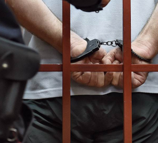 Суд постановил заключить под стражу лиц, обвиняемых в вымогательстве