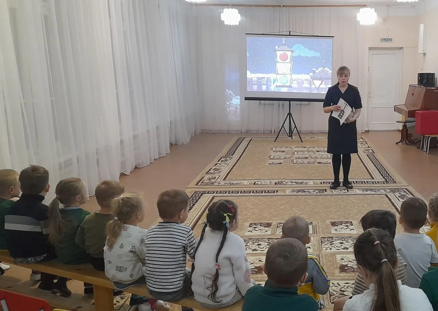 В гостях у дошколят – инспектор Госавтоинспекции.