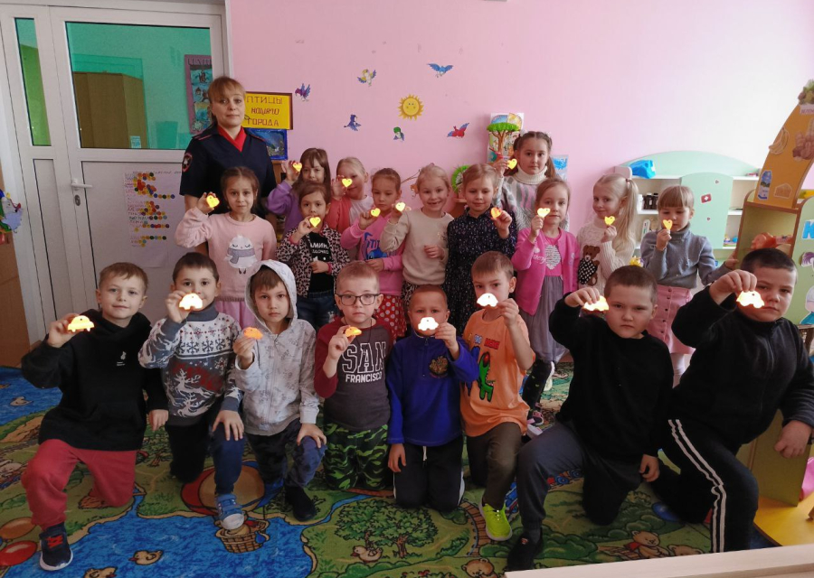Яркий урок безопасности: дети создают световозвращающие элементы своими руками