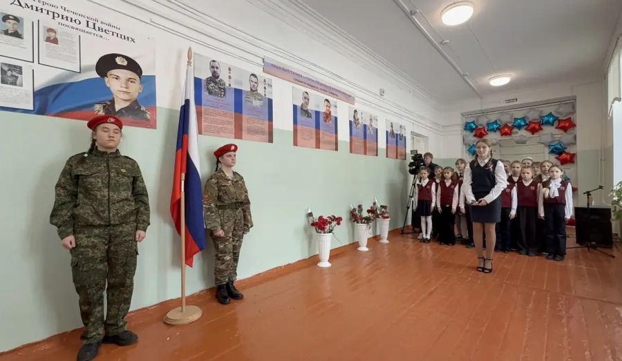 В школе №3 открыли памятное место в честь выпускников-героев  
