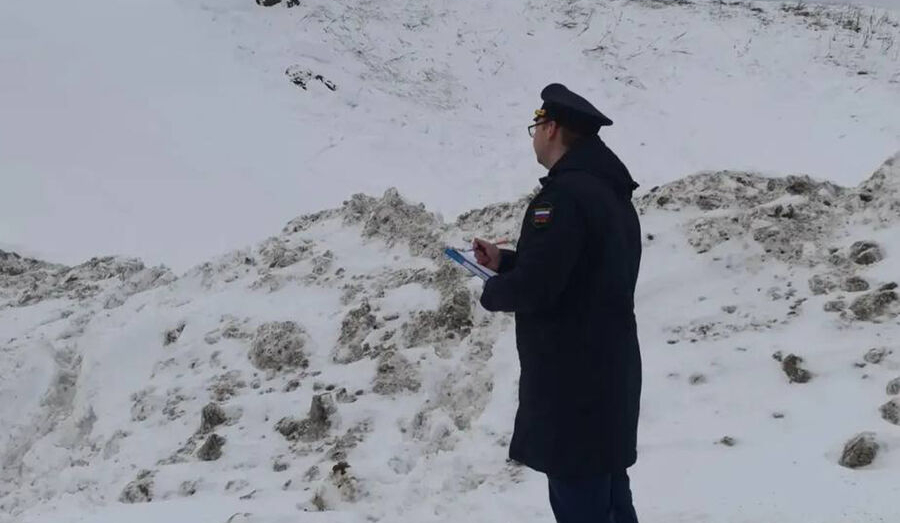 Трагедия на Среднем Урале: двое детей стали жертвами схода снежной массы на горке