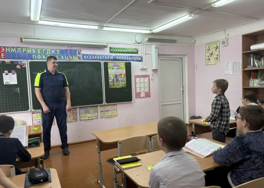 Сотрудники Госавтоинспекции напомнили школьникам о правилах дорожного движения
