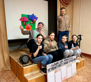 Шефство Первых: субботник, вручение подарков и знакомство директора школы с подшефным объектом