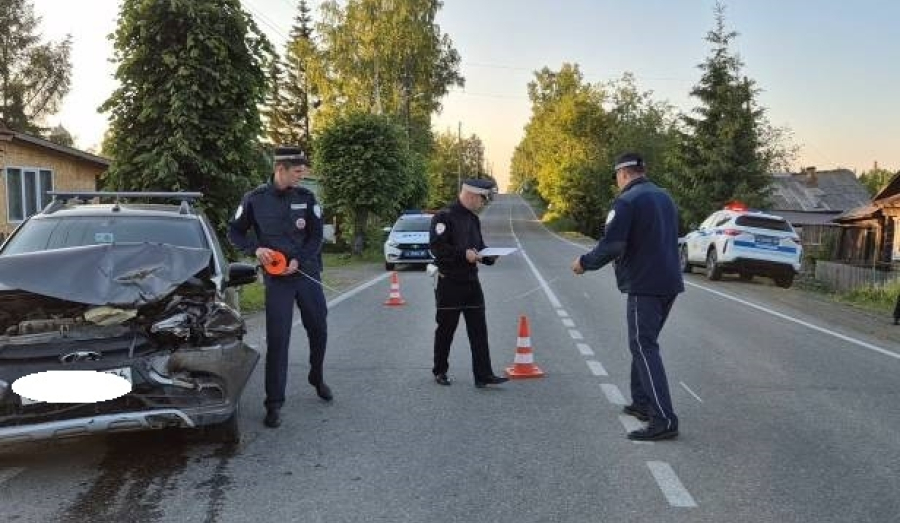 Сотрудники Госавтоинспекции устанавливают обстоятельства ДТП с участием несовершеннолетнего пассажира