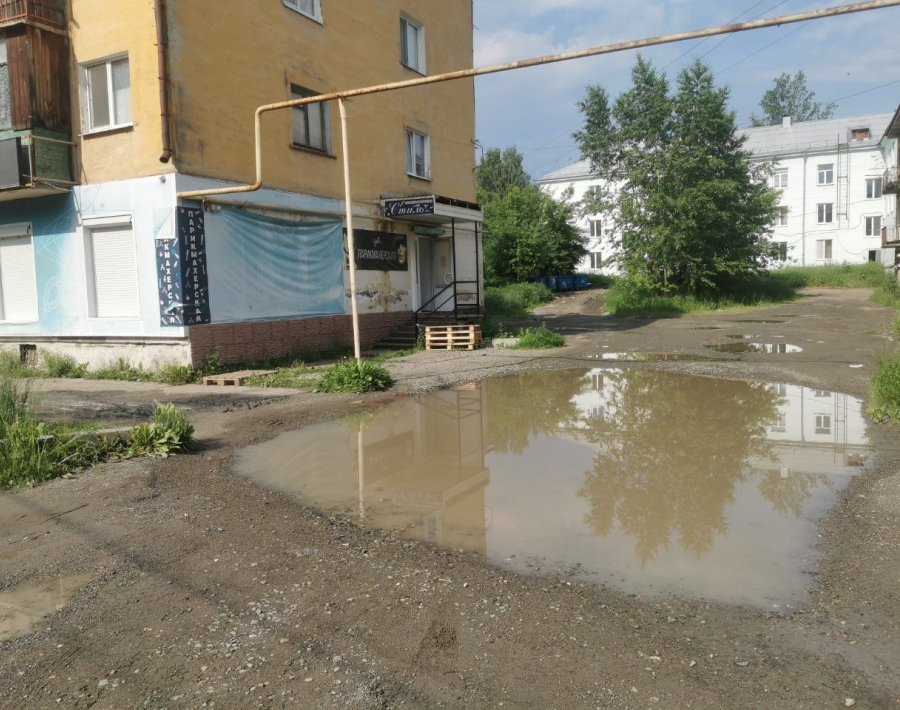 Огромная лужа