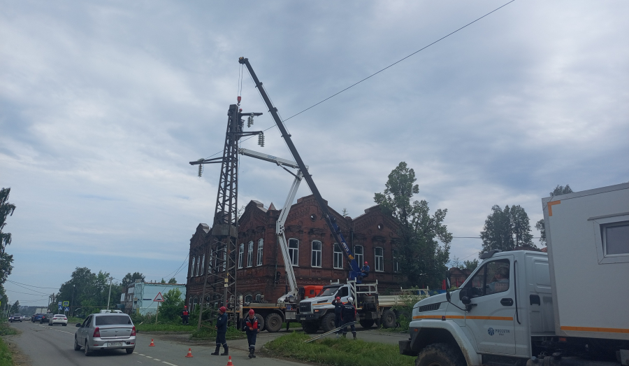 На восстановление электроснабжения после торнадо в Кушве задействовано 14 бригад