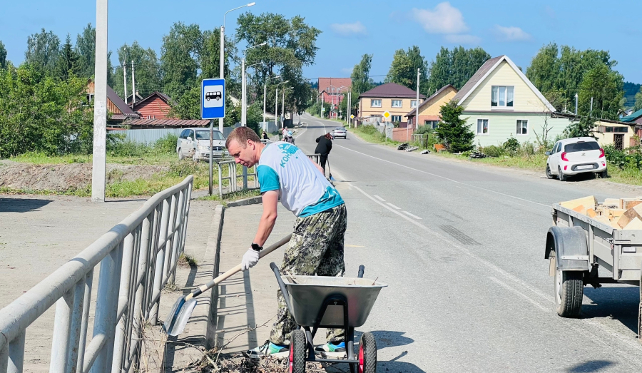 Муниципальные служащие провели субботник на улице Первомайская