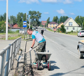 Муниципальные служащие провели субботник на улице Первомайская