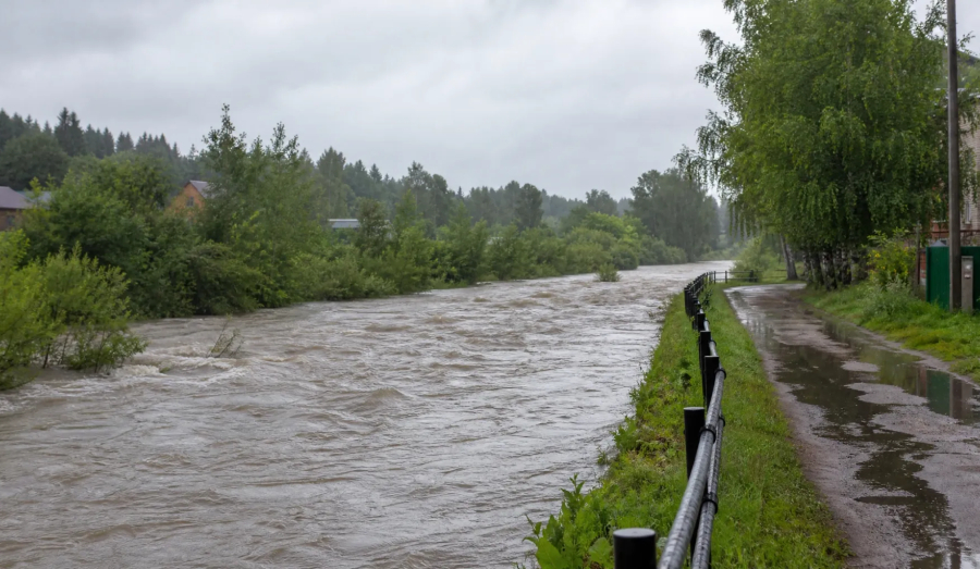 В Новой Ляле на Урале эвакуируют жителей улицы из-за повышения воды в реке