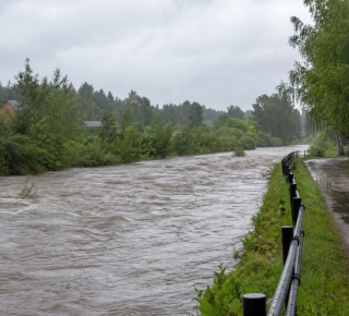 В Новой Ляле на Урале эвакуируют жителей улицы из-за повышения воды в реке