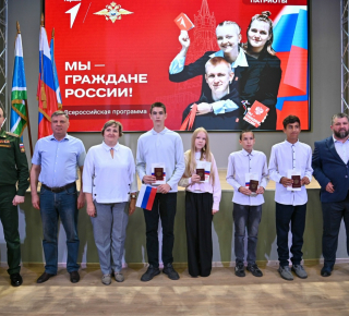 В Верхней Туре отметили День флага России важными событиями  
