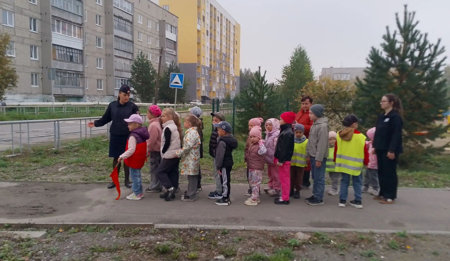 БЕЗОПАСНОСТЬ ДЕТЕЙ — НАШ ОБЩИЙ ПРИОРИТЕТ: ПЕШЕХОДНАЯ ЭКСКУРСИЯ С ИНСПЕКТОРОМ ГИБДД